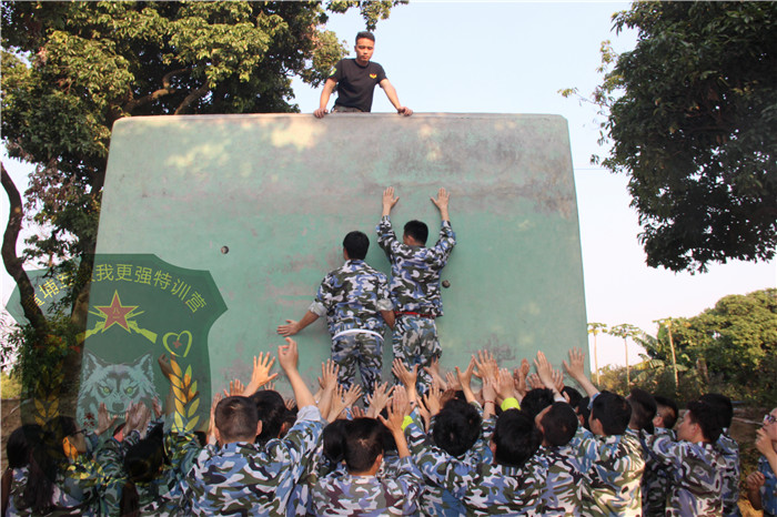 新產(chǎn)業(yè)海外營銷中心73人到黃埔軍校拓展基地進行軍事拓展