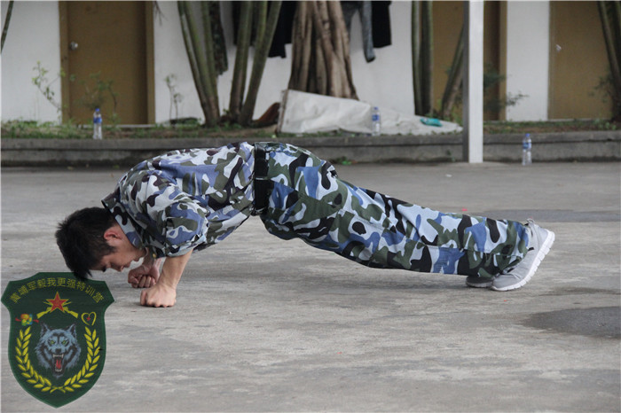 浙商保險(xiǎn)20人到黃埔軍校夏令營(yíng)報(bào)名進(jìn)行軍事訓(xùn)練