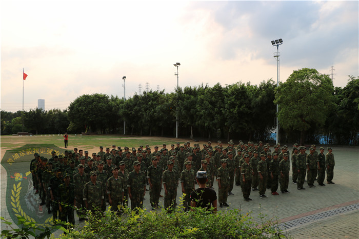 廣州喜洋洋便利店有限公司128人到黃埔軍校青少年訓(xùn)練基地進行魔鬼訓(xùn)練